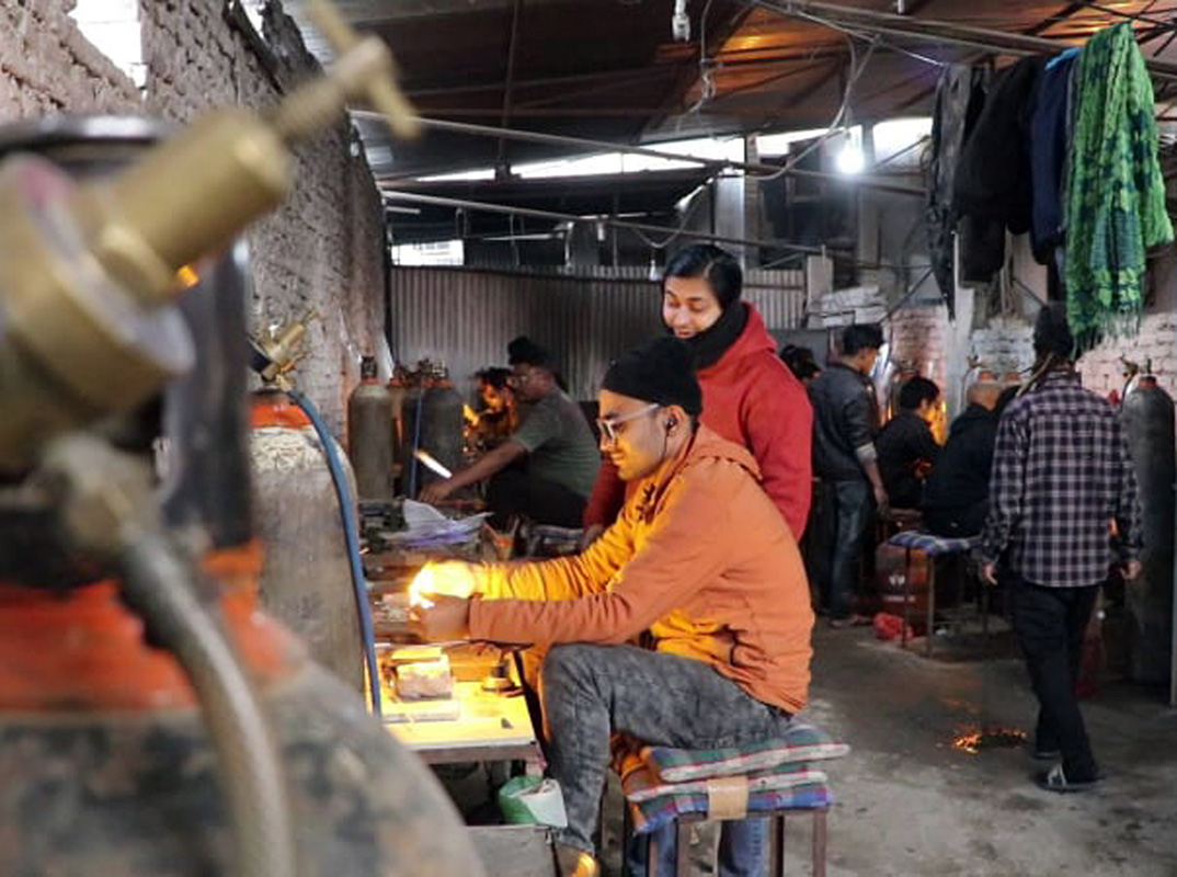 नेपालमा हस्तकला सिसा उद्योगको दुई दशक : भारत र चीनका बजारसँग प्रतिस्पर्धा