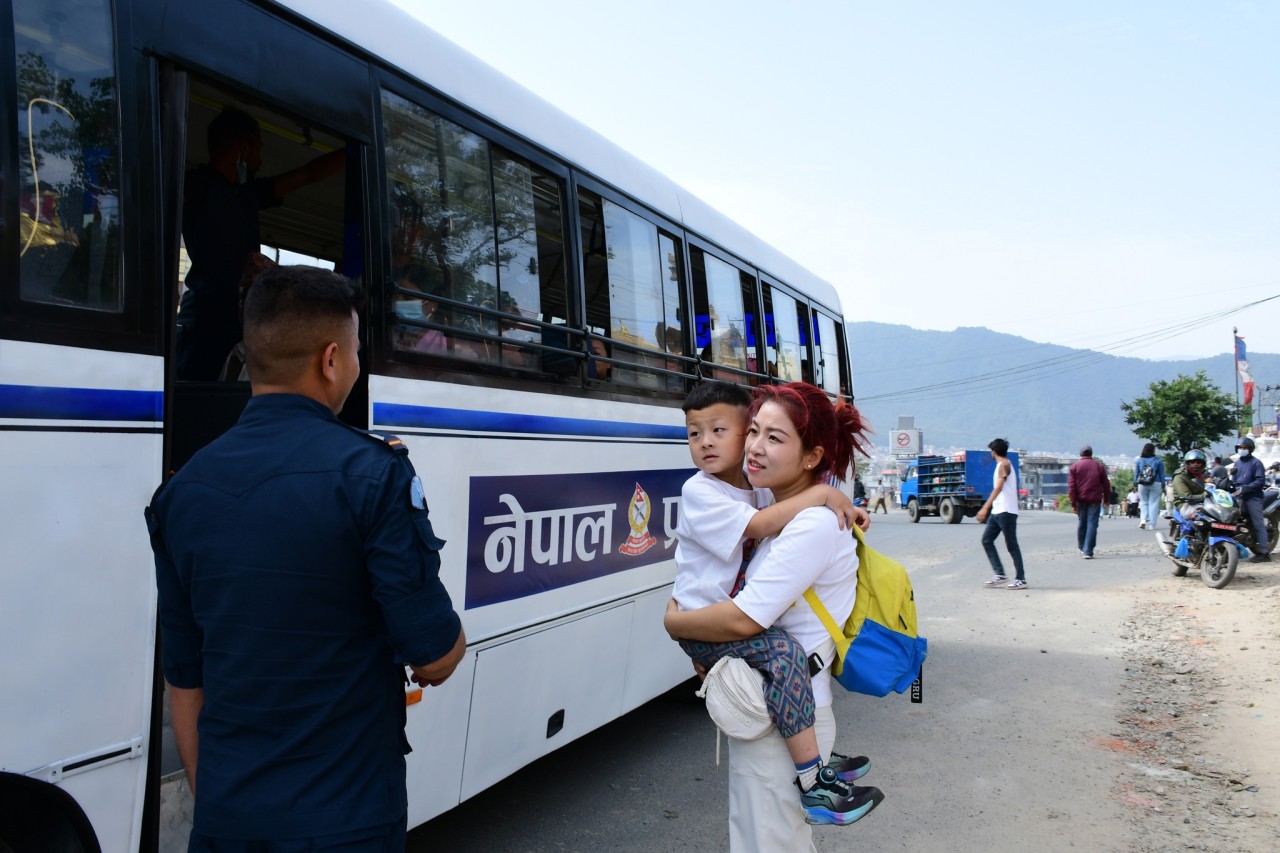 काठमाडौं उपत्यकामा आज पनि प्रहरीको निःशुल्क बस सञ्चालन, समस्यामा सहयोग पाउँदा नागरिक खुशी (फोटो)