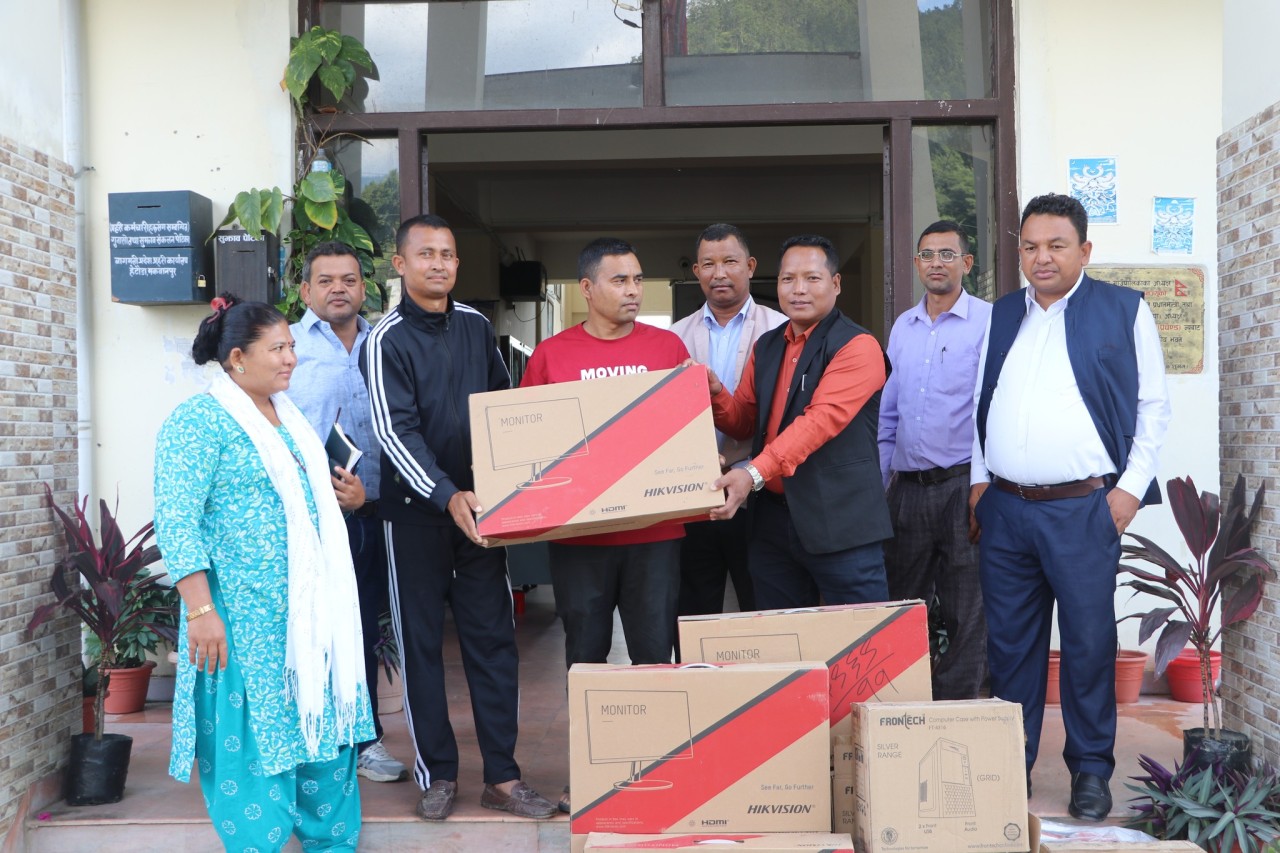मरिण गाउँपालिका द्धारा दलित संघलाई कम्प्युटर प्रदान