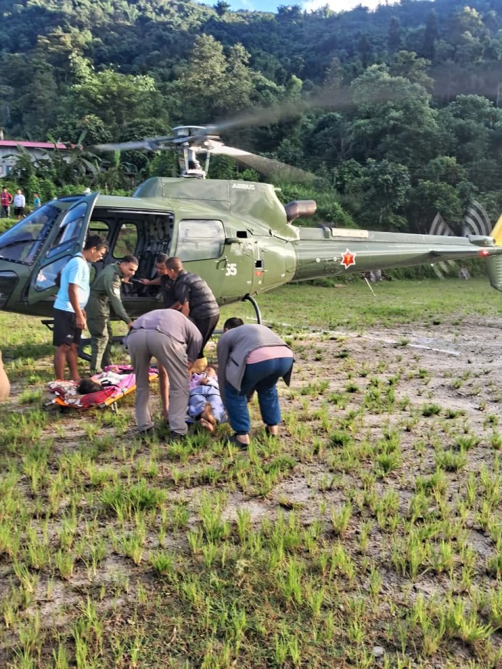 इलामको पहिरोमा परी घाइते भएका एक बालिकासहित चार जनालाई थप उपचारका लागि झापा लगियो