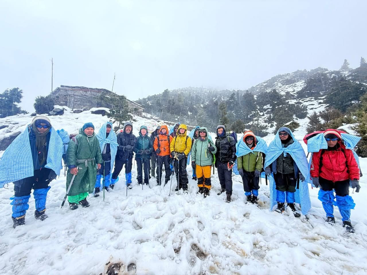 नेपाली सेनाद्वारा मुस्ताङको हिमपात प्रभावित क्षेत्रबाट १५ जना पर्यटकको उद्धार