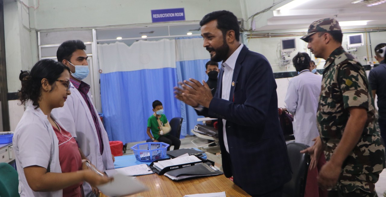 स्वास्थ्यमन्त्री यादवद्वारा वीर अस्पतालमा छड्के अनुगमन