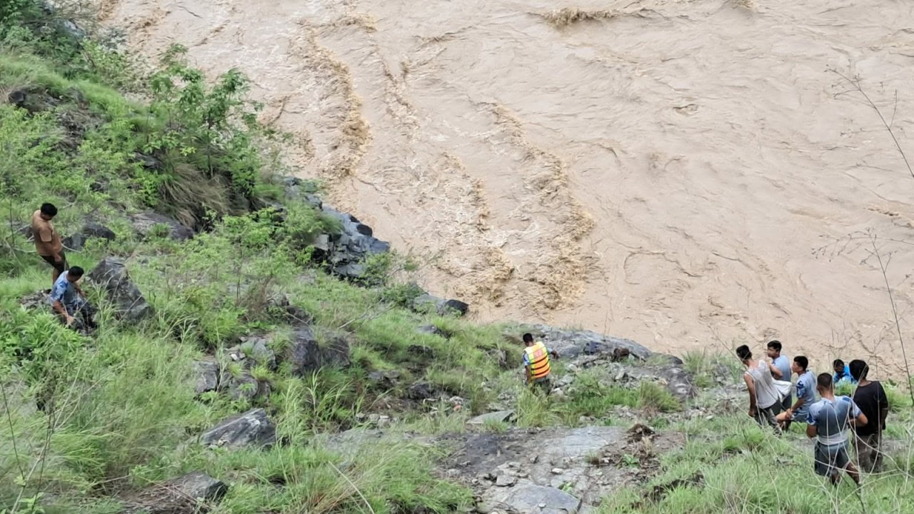 बेपत्ता गाडी पुनःखोज्दै गोताखोर