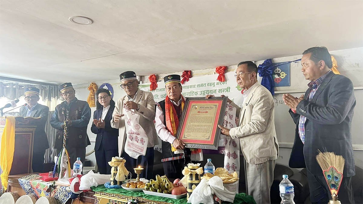 पर्यटनमन्त्री हितबहादुर तामाङलाई घेदुङको सम्मान