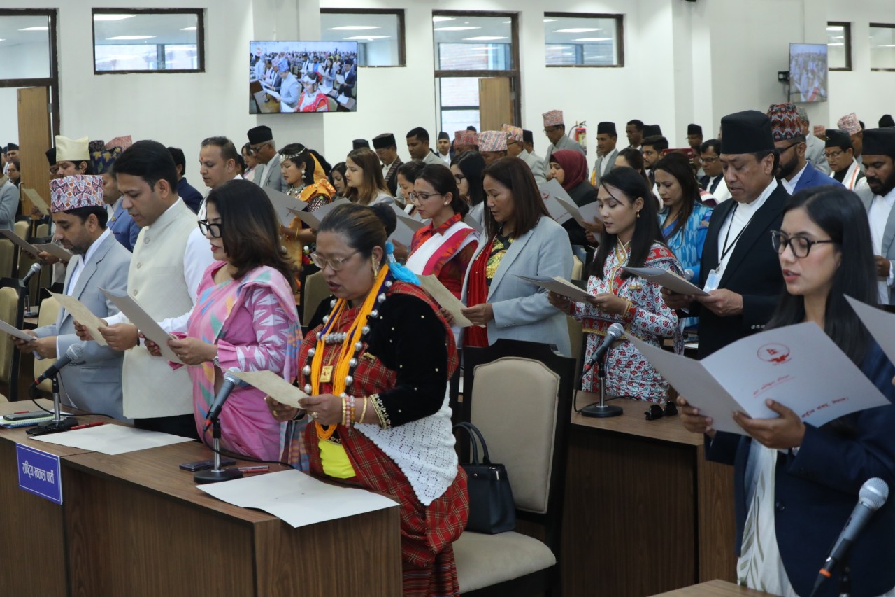 प्रतिनिधिसभाका ज्येष्ठ सदस्य केसीद्वारा नवनिर्वाचित प्रतिनिधिसभा सदस्यलाई शपथ