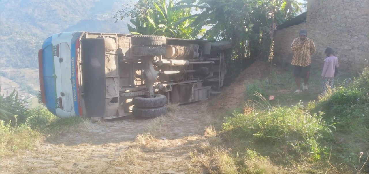 नुवाकोट पञ्चकन्याको थप्रेक स्कुलडाँडामा बस पल्टियो,एक जना घाइते 