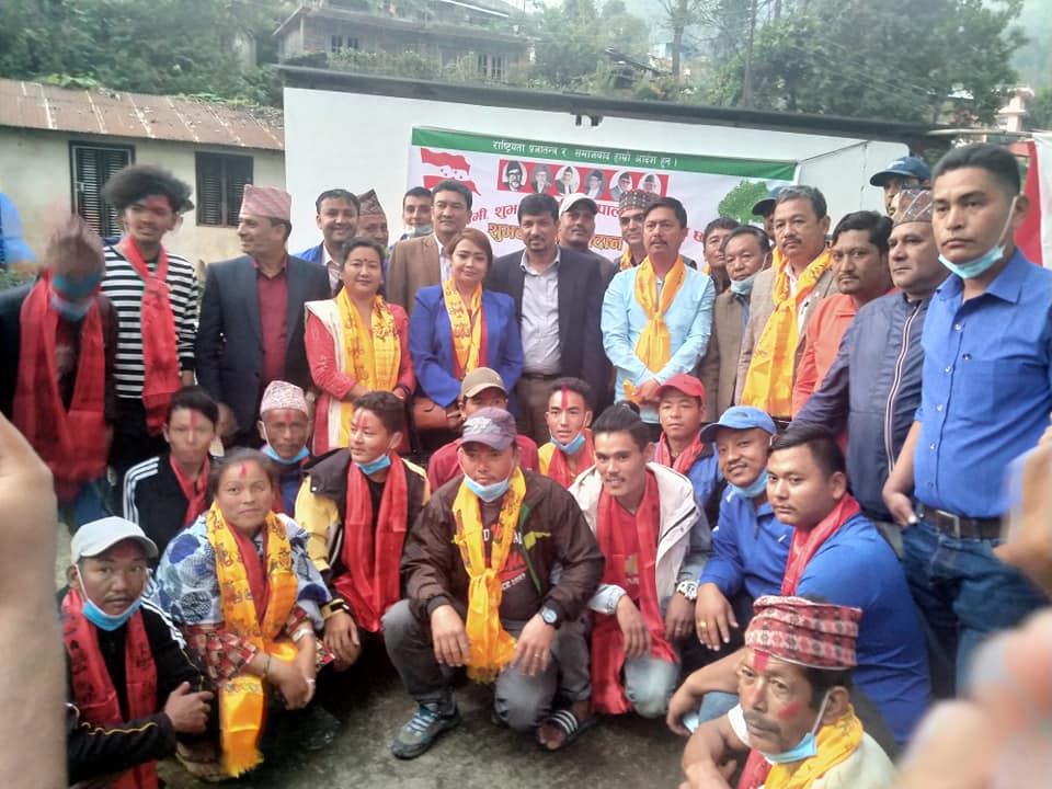 एमाले नुवाकोटका ३५ नेता कार्यकर्ता कांग्रेसमा प्रवेश