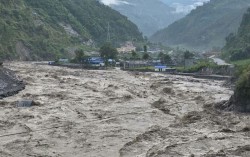 उद्धारको पर्खाइमा रहेका व्यक्तिलाई धुवाँ निकालेर सङ्केत गर्न आग्रह