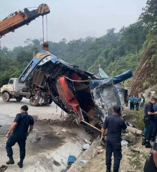 नवलपरासीमा यात्रुवाहक बस दुर्घटना हुँदा ६ जनाको मृत्यु, १० घाइते