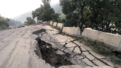 सडक भासिएपछि पृथ्वी राजमार्गमा सवारी आवागमन बन्द