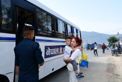 काठमाडौं उपत्यकामा आज पनि प्रहरीको निःशुल्क बस सञ्चालन, समस्यामा सहयोग पाउँदा नागरिक खुशी (फोटो)