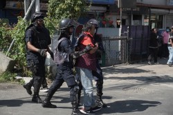 माइतीघरमा प्रदर्शन गर्न पुगेका ५० जना प्रहरी नियन्त्रणमा