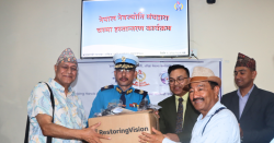 सङ्घद्वारा  ट्राफिक प्रहरीलाई ‘सन ग्लास’ हस्तान्तरण