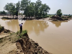 चौधर नदी धार परिवर्तन गरी बस्तीमा