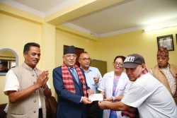 खुम बहादुर बिकलाई दुई लाख आर्थिक सहयोग