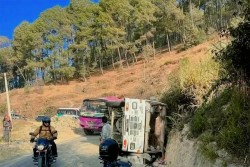 काभ्रेपलाञ्चोकमा बस दुर्घटना, १८ जना घाइते