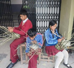 विद्यार्थीलाई चोयाको सामग्री बनाउने सीप प्रदान