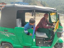 अटो चलाएर आत्मनिर्भर बन्दै महिला
