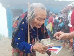 वृद्धभत्ता पाउने उमेर ६८ वर्षमा झारेको कांग्रेस सामेल सरकारले ७० पुर्‍यायो