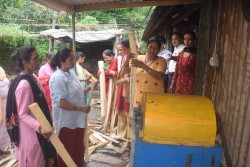 केराको थामबाट फाइबर, धागो र कम्पोष्ट मल बनाएर आय आर्जन