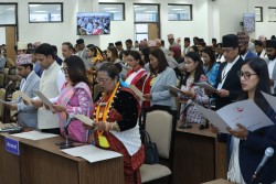 प्रतिनिधिसभाका ज्येष्ठ सदस्य केसीद्वारा नवनिर्वाचित प्रतिनिधिसभा सदस्यलाई शपथ