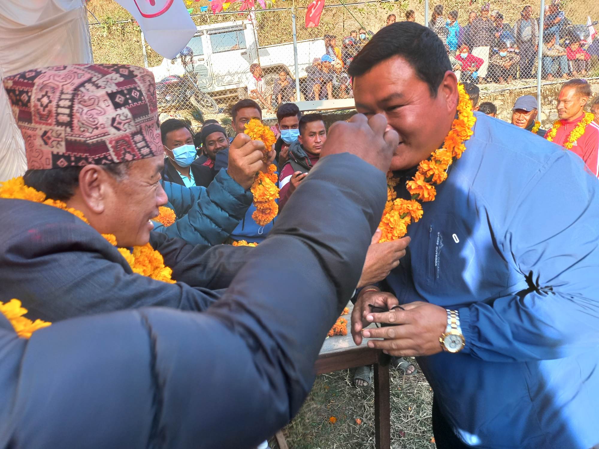 नुवाकोट शिवपुरीमा कांग्रेस, एमाले र राप्रपा छाडेर १४७ जना माओवादीमा प्रवेश