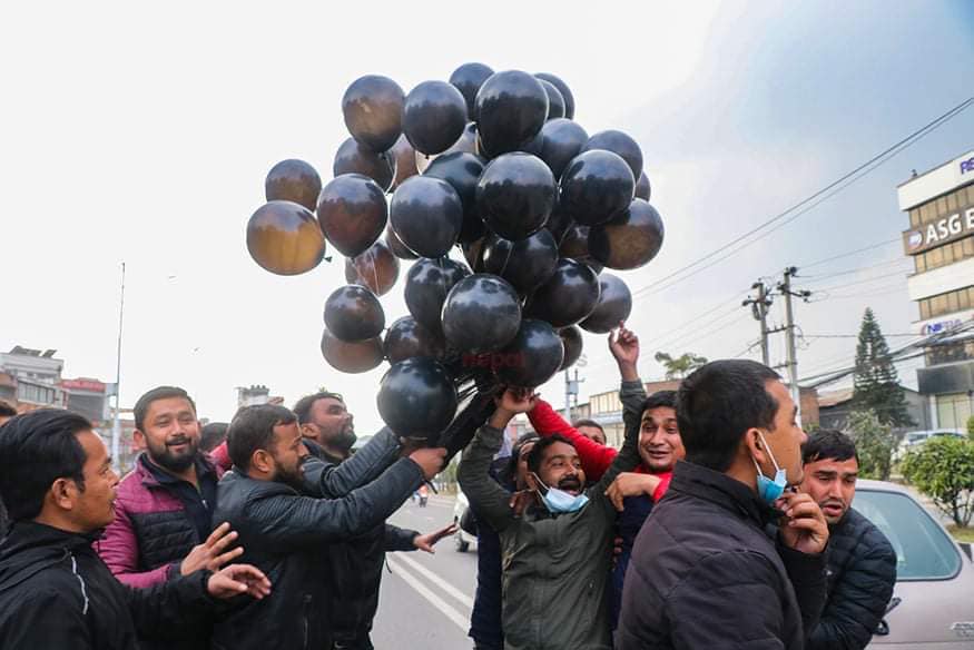 कालो बेलुन उडाएर काठमाडौंमा एमसीसीको विरोध