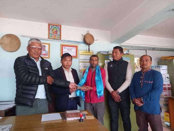 तामाङ घेदुङ कतारद्वारा सिन्धुपाल्चोकका उप्रेतीको उपचारमा साढे ८४ हजार सहयोग