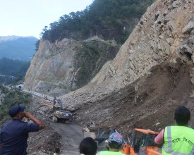 नारायणगढ–मुग्लिन सडकको खहरे खोलामा पुनःपहिरो