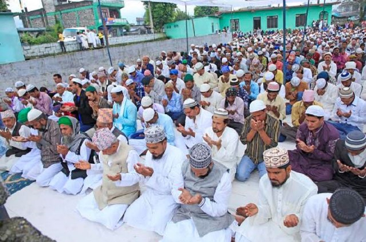 मस्जिदमा नमाज पाठ गरी हर्षोल्लासपूर्वक मनाइँदै बकर ईद