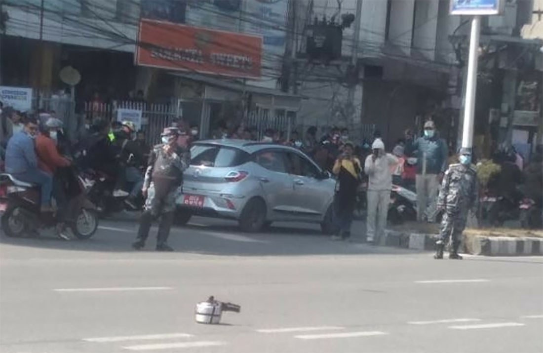 एमाले झापा अध्यक्ष कार्कीको घर अगाडी शंकास्पद 'प्रेसर कुकर'