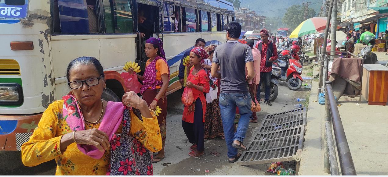 हातमा बोकेको सामानबाट दैनिक खर्चको जोहो