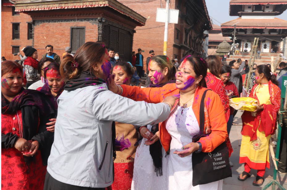 मर्यादित बन्दै होली