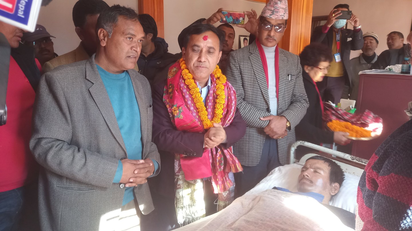 नवनिर्वाचित महामन्त्री शर्माद्वारा सशस्त्र द्वन्द्वका घाइतेलाई सम्मान