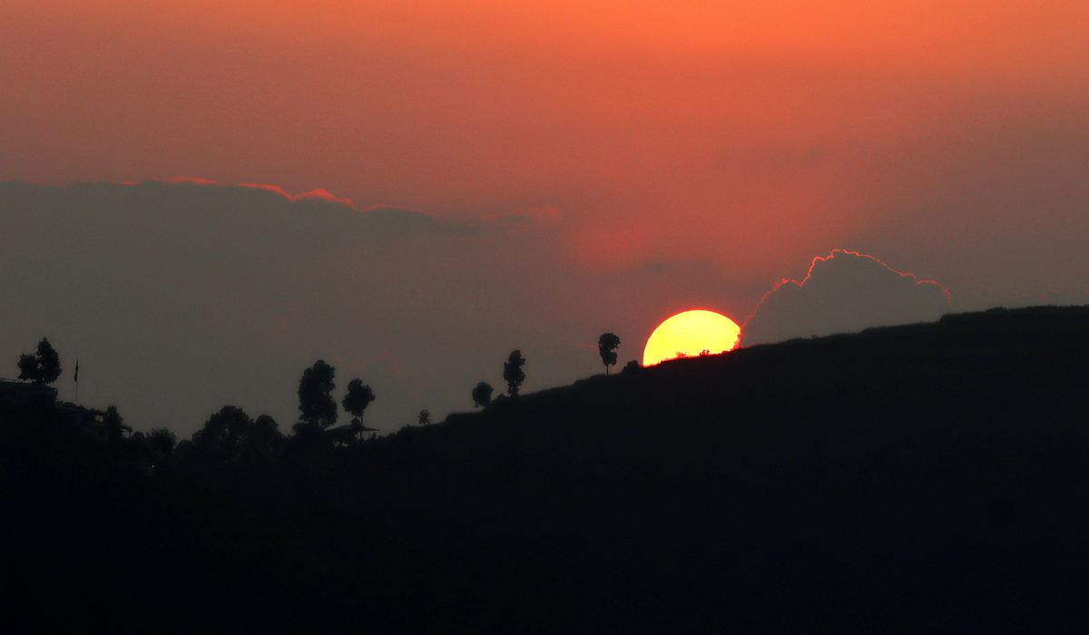 घ्याम्पेडाँडाबाट देखिएको सूर्यास्तको दृश्य