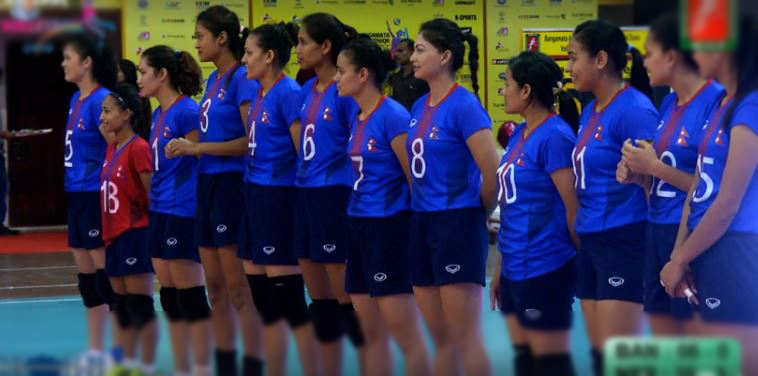 राष्ट्रिय महिला भलिबल टोलीलाई पुरस्कार प्रदान गरिँदै