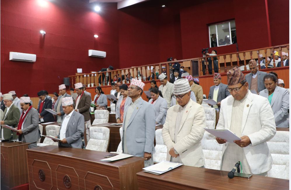 कर्णाली प्रदेशसभाका नवनिर्वाचित सदस्यद्वारा शपथ ग्रहण