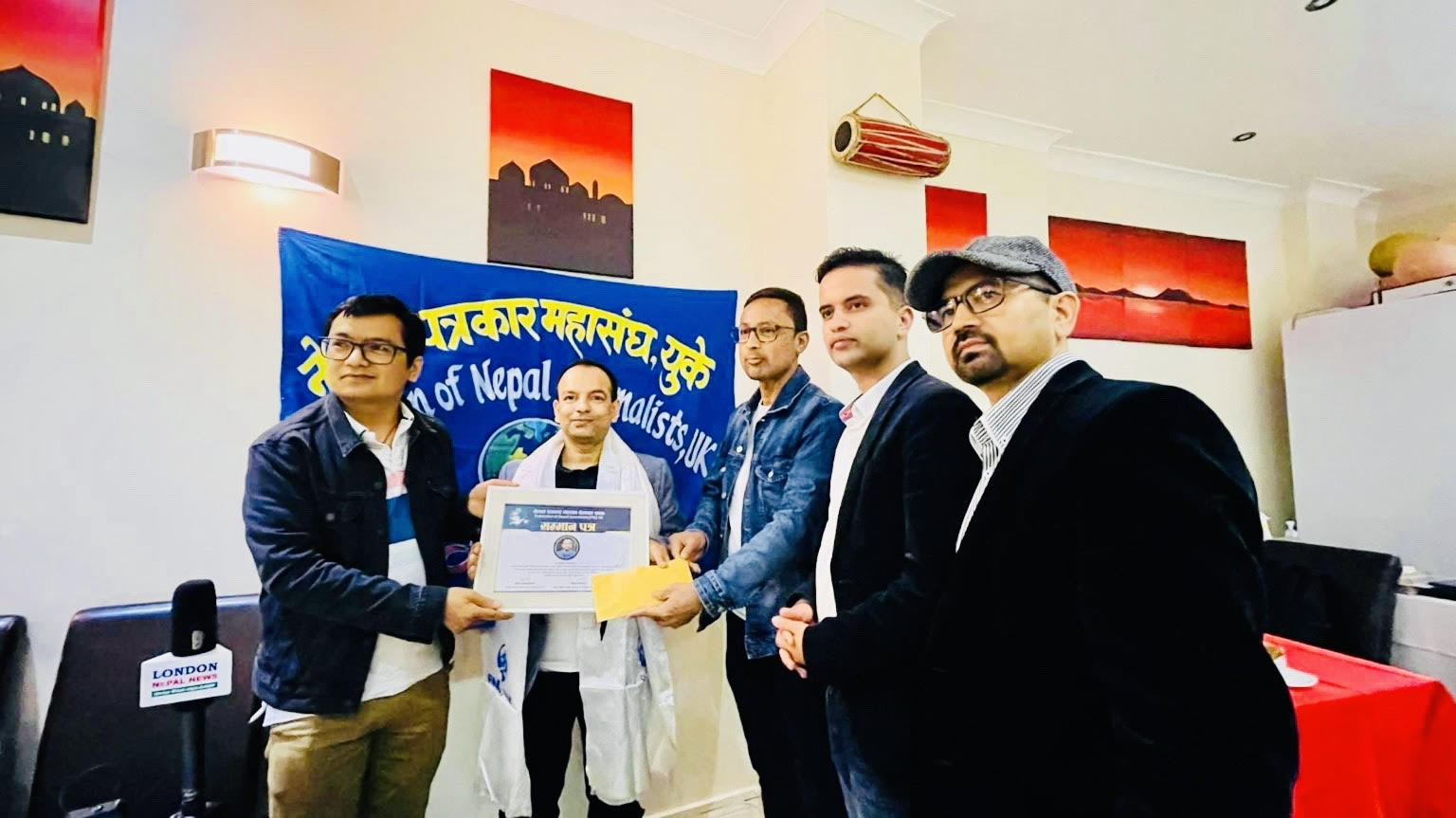 पत्रकार खनाललाई प्रदान गरियो एफएनजे यूके वर्ष पत्रकारिता पुरस्कार 