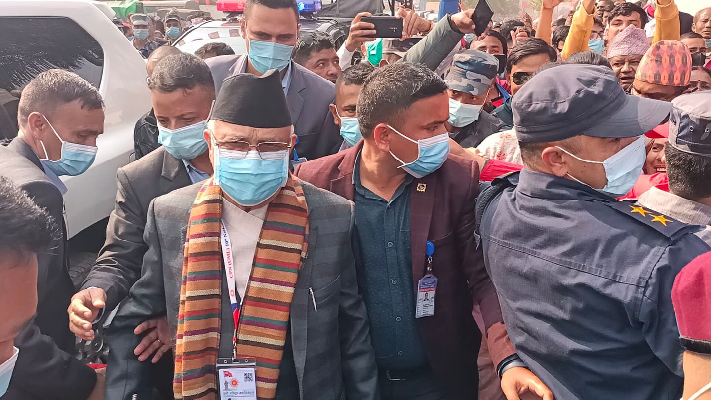 चार नेताले ओलीलाई ३०१ केन्द्रीय सदस्यको सूची बुझाए