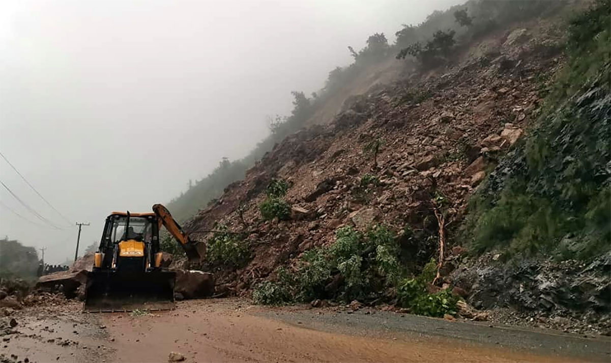 पहिरोले नारायणगढ–मुग्लिन सडक पुनः अवरुद्ध