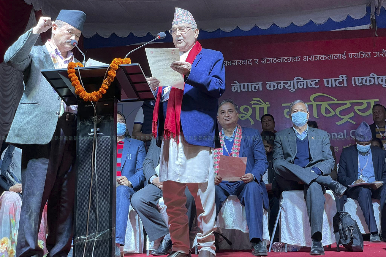 एमाले अध्यक्ष ओलीद्वारा शपथ ग्रहण